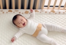 西安一小区天降水管砸中婴儿车 孩子仍在救治