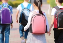运城一小学将学生在校吃饭资格与家长陪餐挂钩 当地教体局回应
