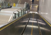 年轻情侣自动扶梯上接吻 身体失衡险酿惨剧